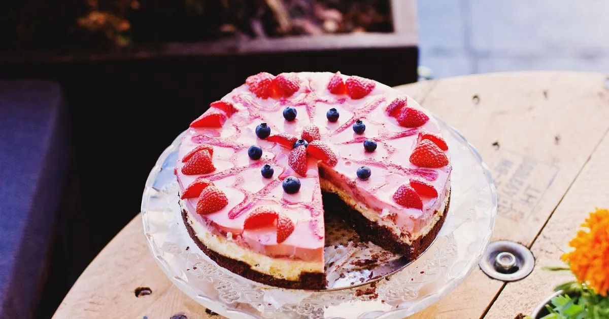 strawberry cheesecake cake